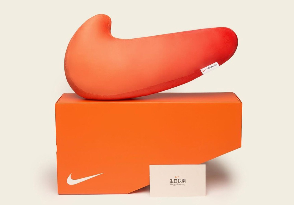 Nike-pillow-anniersaire